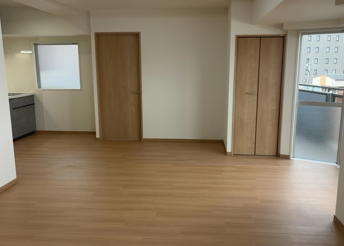 直線タイプはLとDKを一直線に並べた形で対面キッチンのタイプです。一般的なのでよく見かけるかもしれません。直線タイプに似た直接アイランドタイプは、キッチンとダイニングの間に壁がない分広く感じられます。