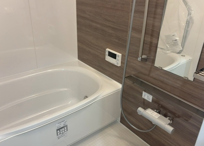 入浴時の快適さも大事なことですが、綺麗な状態を維持できなければ気持ちよく入浴できません。毎日の掃除が楽という点は大事なポイントになります！カビが生えにくく掃除がしやすい、壁や浴槽を選ぶといいでしょう。
