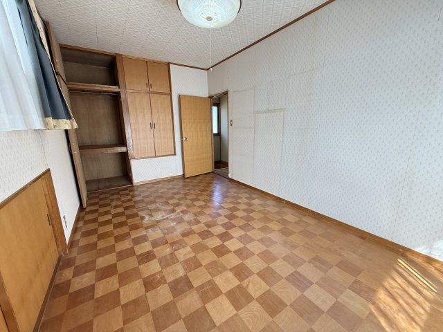 7.5帖の広さを持つ洋室は、寝室や子供部屋、趣味のスペースとして多用途に活用できます。大きな窓から自然光が差し込み、明るく快適な空間。壁面収納も備わり、家具を配置しても余裕のあるレイアウトが可能です。