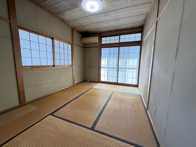 2階の6帖続き和室は、襖で仕切れば独立した空間としても利用でき、多用途に対応可能です。障子窓から柔らかな光が入り、落ち着いた和の雰囲気を楽しめます。寝室や書斎、客間としても活用できる便利な一室です。　