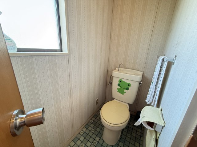 2階のトイレはシンプルで清潔感のある空間です。窓があり採光と換気に優れているため快適に使用できます。タンク一体型の手洗い場も備わり省スペースながら実用性も兼ね備えた仕様。日常生活を支える便利な設備です