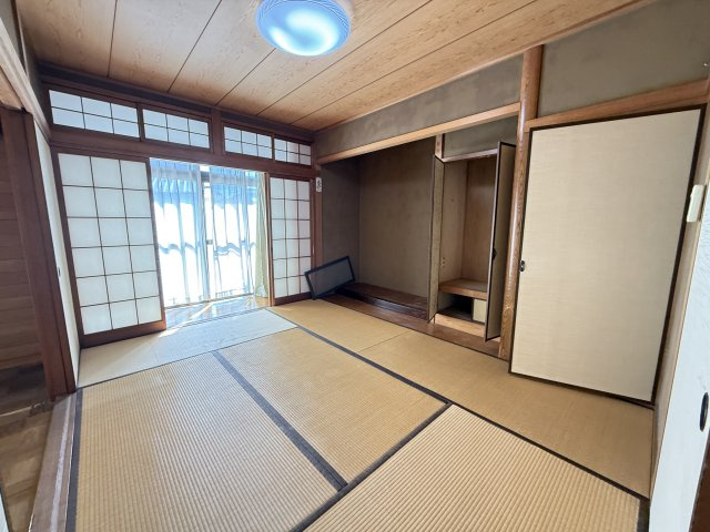 畳の香りが心地よい和室は落ち着いた雰囲気でくつろぎの空間を演出します。引戸で仕切られており来客時の応接や家族の寝室としても活用可能。天井や柱に木の温もりが感じられ伝統的な和の暮らしを楽しめるお部屋です