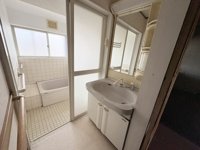 洗面台と浴室が近く、入浴や洗濯の動線がスムーズな洗面脱衣室。収納付き洗面台で日用品を整理しやすく、空間をすっきり保てます。朝の身支度や家事効率を考えた、毎日の身支度に欠かせない実用的な空間です。