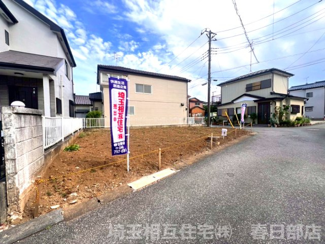 ファミリーマートまで徒歩約8分(600ｍ)・ドラッグストアセイムスまで徒歩約6分(450ｍ)！
