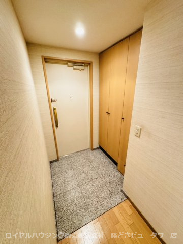 石張りの玄関には大容量のシューズボックスが御座います。
