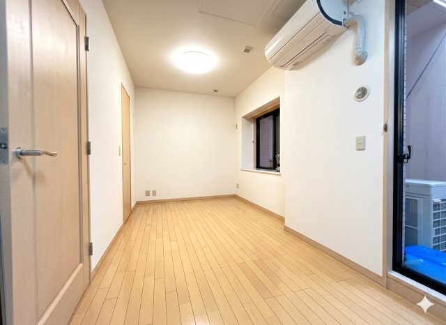 下階マルチルームは9.0帖ございます。　※本画像は生成AIを利用して家具を消去したイメージ画像となります。