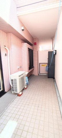 メゾネット下階にがテラスがございます。　水栓もありますのでガーデニングやお子様の水遊び等にお使い頂けます。