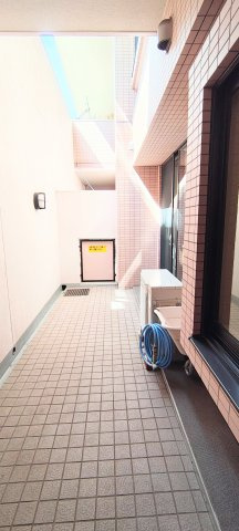 メゾネット下階にがテラスがございます。　水栓もありますのでガーデニングやお子様の水遊び等にお使い頂けます。