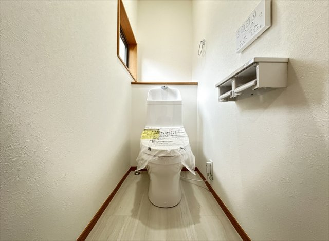 各トイレは家族を感染症から守る温水洗浄便座を完備。