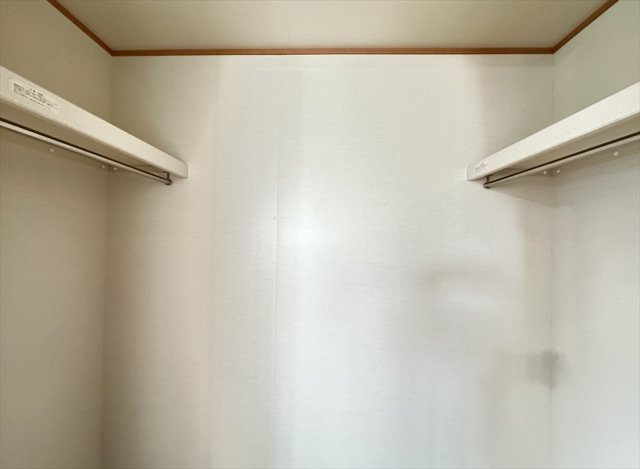 主寝室のクローゼットは？型に枕棚・ハンガーパイプが設けられているのでご夫婦それぞれで分けて使うこともできます。