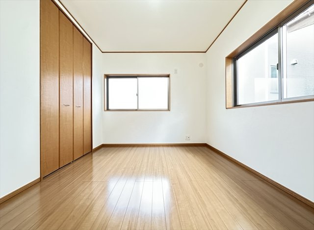 洋室6.1帖／腰高窓は家具の配置の邪魔にならないのでお部屋のレイアウトも自由にお楽しみいただけます。