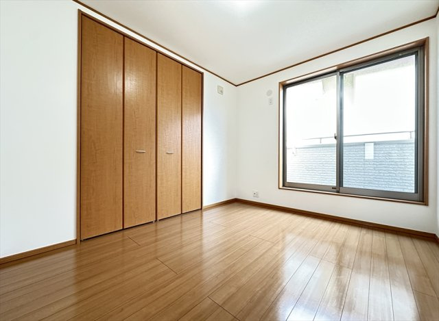 5.3帖の洋室はバルコニーに面しているので開放感良好。