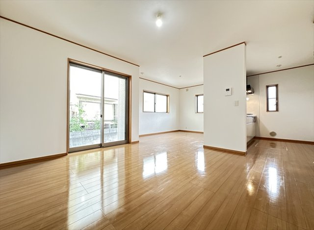 大きな掃き出し窓や腰高窓から優しい自然光が隅々まで届く明るいファミリー空間。