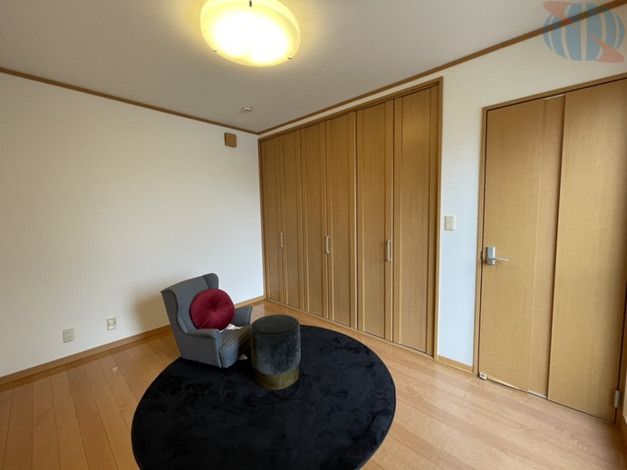 【洋室】大きな収納スペースがあるのでお部屋がスッキリ整います。