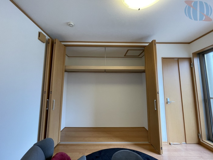【洋室／収納】大きな収納スペースがあるのでお部屋がスッキリ整います。