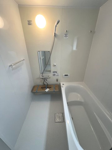 一日の疲れを癒やしてくれる1坪のバスルーム。ボタンを押すだけの操作でお湯はりも楽々。　・ゆったりサイズの浴槽で日々の疲れを癒やされます。
