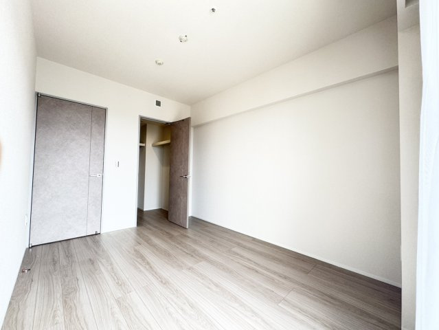 洋室（6帖）】ゆとりある約6帖の洋室は、主寝室におすすめ。ウォークインクローゼットを備え、衣類や荷物もすっきり収納できる快適な空間です。