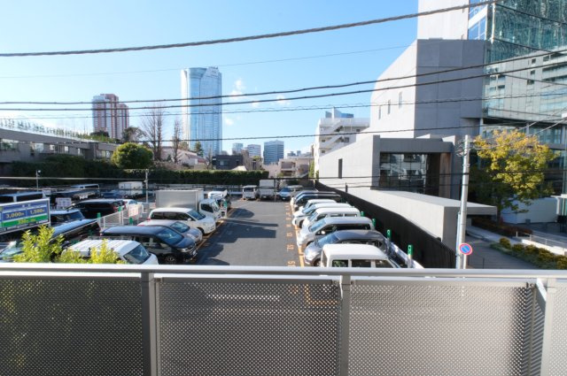 周辺は低層建物が中心となるエリアに位置し、開けた眺望を確保。森ビル方面を望む視界の広がりに加え、夜間には都心ならではの美しい夜景を楽しめる、立地特性を活かした住戸となっている。