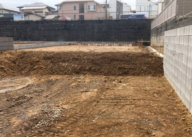 バルコニーは、室外の専用スペースのうち、「屋根がなく開放された空間」であるものを指します。ベランダより広いタイプのものが多く、日当たりもよいため家庭菜園などを楽しみたい人にとって適した環境となります。