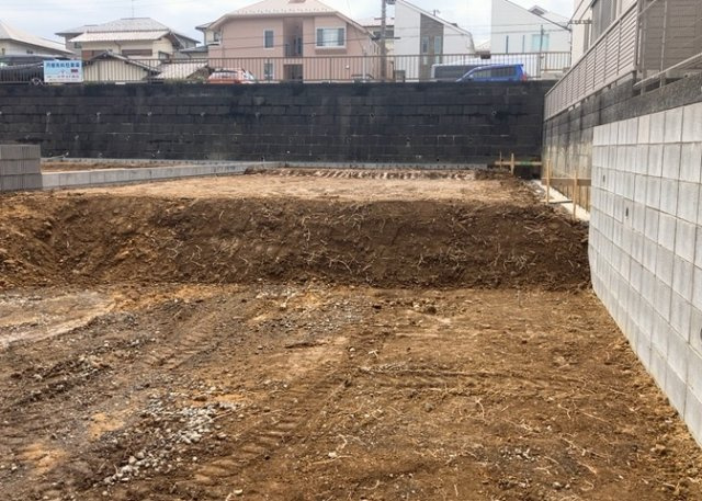 基礎パッキング工法とは、床下の換気確保のため基礎と土台の間に緩衝材を挟み込む工法です。土台の下に数十センチの間隔で設置されるため、全体的な隙間が生まれます。床下換気口に比べて高い通気性が確保されます。