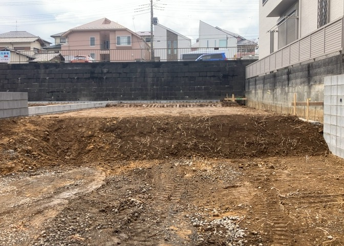 現地に行くなら、物件の周囲の地形がどうなっているかを見ることも大切です。周辺より低くなっている土地では、大雨などで水が集まりやすいため、地盤が弱くなっているということも考えられるため、注意が必要です。