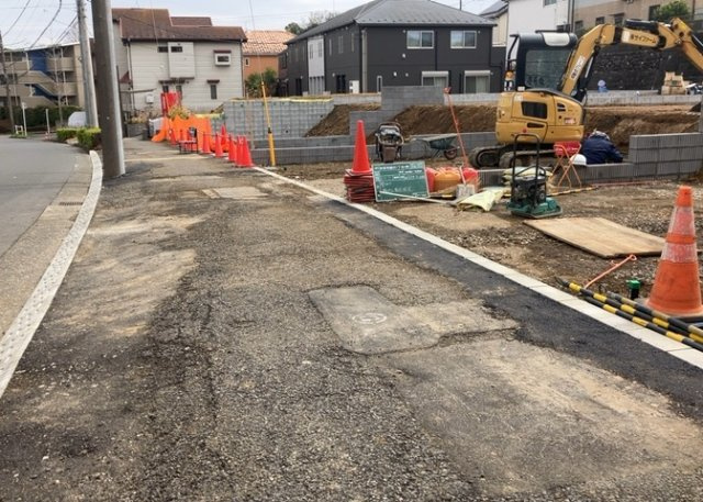 道幅が狭い場所は比較的土地の値段が低いことが多く、また交通量が少ないため騒音が少なく静かな環境で過ごせます。また、小さいお子様がいるご家庭も安心です。一方で車の駐車が難しいというデメリットもあります。