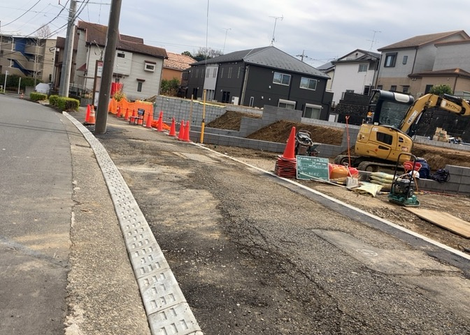 道幅が広い場所は日当たりや風通が良好です。幅が広いのですれ違いも可能ですし大きな車でも駐車可能！一方で、大型車が通ることも多くなるため交通量の増加により騒音に繋がります。また土地の値段が高くなります。