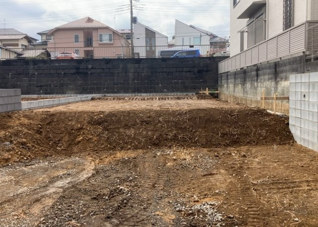 庭のある家に住むことのメリットとして、子どもたちの遊び場を確保できること、ガーデニングや家庭菜園を楽しめること、明るさを確保できることがあります。また、配置を工夫することでプライバシーが確保できます。