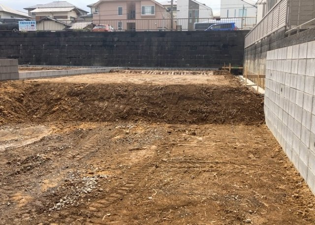 玄関は、狭すぎると複数人で使いにくく、広すぎても無駄な空間になりがちです。最低2畳を目安にして、家の広さとの兼ね合いや家族の人数を考慮して決めるとよいでしょう。現地を見学して快適な玄関を選びましょう！