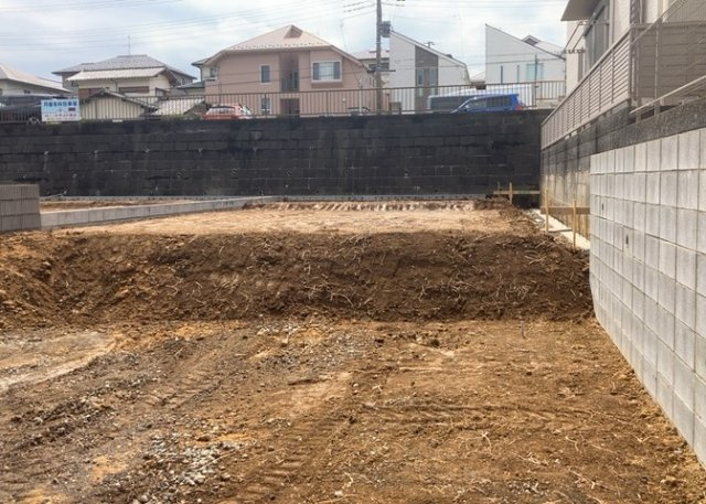 玄関ポーチにおいて最も重視すべきと言っても良いのが広さです。適切な広さの玄関ポーチでないと外見的なバランスは崩れてしまいますし、何より使いにくくなってしまいますので、現地で実際に下見をしてみましょう！