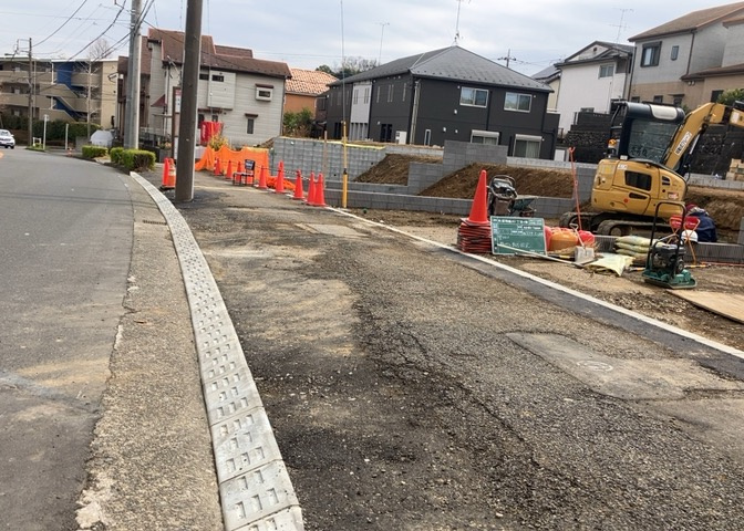 お持ちの車種によっては前面道路が広い方が便利でしょう。しかし、前面道路が広ければその分交通量が多くなるため、騒音などが気になる場合があります。実際に現地を見学し、周辺交通量や騒音などを確認しましょう！