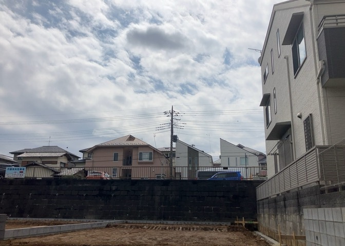 桜や紅葉の名所に出かける人は多いと思いますが、家にいながら季節の移ろいを感じる生活を送りませんか？リビングや窓から見える景色が生活を彩るワンポイントに！現地から見える景色を堪能してみては如何でしょう。