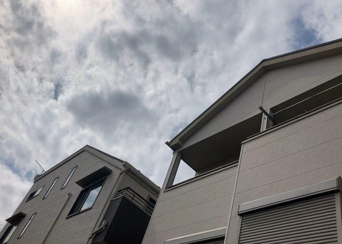 眺望を気にして物件を探す場合、前面に建物が建っていないか現地で確認しましょう！前面に建物があると景色はもちろん、日当たりや風通しにも影響が出てきます。住んだ時のことを想像しながら現地見学をしましょう。