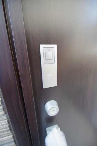 玄関扉はカードキー対応