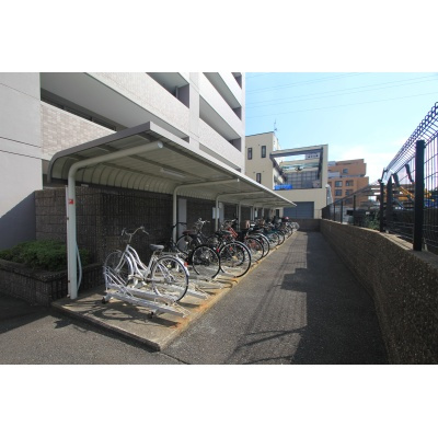 屋根付き駐輪場で、雨風から愛車をお守りします◎