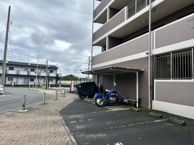 マンションの駐輪場は、事前に空きがあるか確認を取ると安心です。せっかく入居したのに駐輪スペースがない！なんてことになったら大変ですよね。そこで、内見時や購入前にはまず事前に確認しておくと良いでしょう。