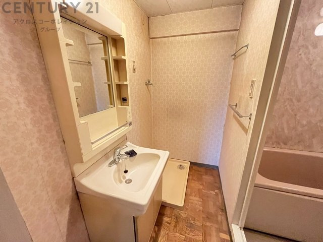 衣服の収納や脱ぎ着や整理整頓がしやすく、湿った衣類を乾燥させるスペースがありカビや臭いの発生を防ぎます。床の汚れを他の部屋に持ち込まず清潔を保つことができます。また快適な入浴環境の整備にも役立ちます。