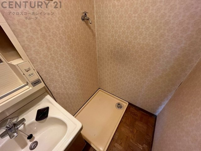 洗濯物の仕分け作業がしやすく、整理整頓が容易になります。洗濯音や湿気を他の部屋に持ち込まず、生活環境を快適に保ちます。上部を活用すれば収納スペースを確保でき洗剤や洗濯用品の整理もしやすくなります。