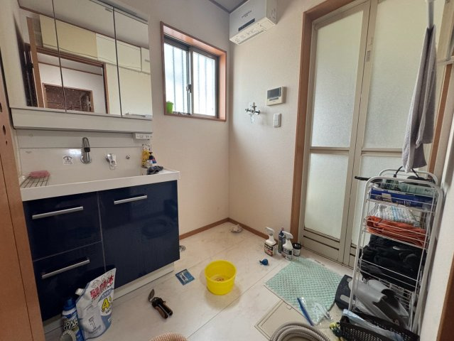 独立洗面化粧台が付いています