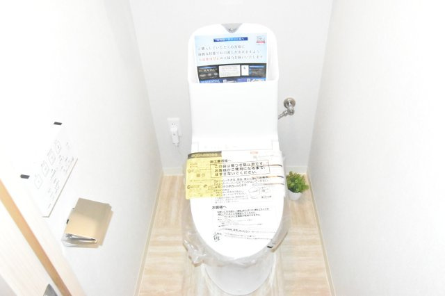 トイレは1階、2階にそれぞれ設置されていて便利です。温水洗浄機能付き。