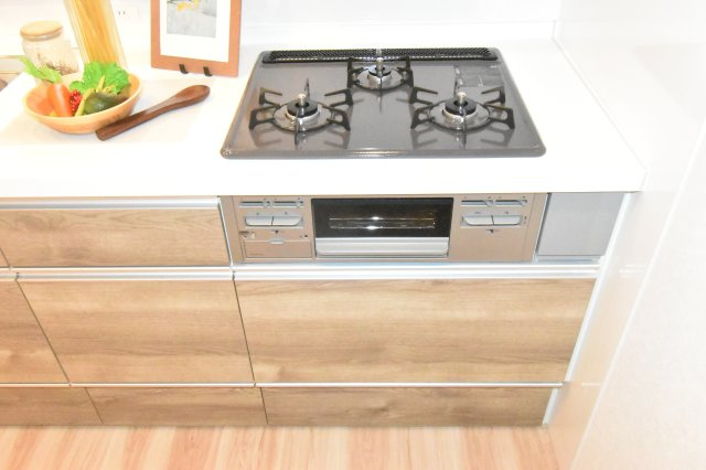 収納豊富で調理器具や調味料もスッキリ片づけられます。