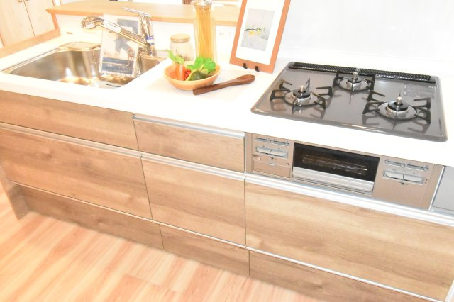 収納豊富で調理器具や調味料もスッキリ片づけられます。