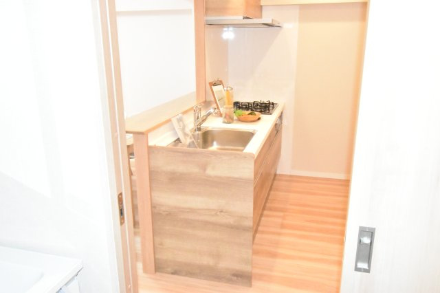 収納豊富で調理器具や調味料もスッキリ片づけられます。