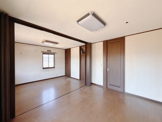■2階洋室｜お子様の一人部屋にピッタリな洋室。木のぬくもりを感じるフローリングは、天然木の味わいが時とともに深みを増していきます。また、傷にも強く、フリーワックスでお手入れもラクラクです♪