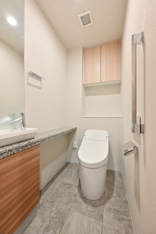 【トイレ】吊戸棚に収納あり。手洗い場もトイレ内にあり