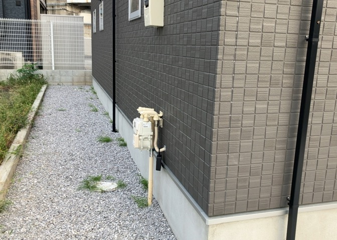 庭があることでガーデニングや家庭菜園はもちろん、こどもの遊び場やペットを放して遊ぶことができます。また、家の周囲に余裕があるということです。隣地との間があれば、十分な日当たりと、風通しが確保できます。