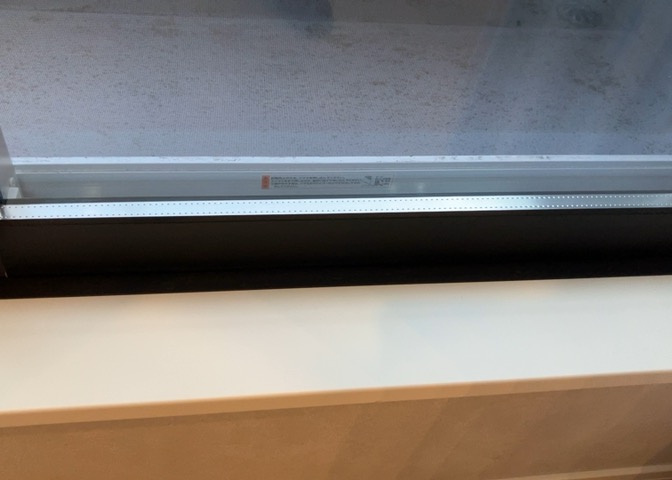 サッシとは、ガラス窓に使用される金属製の窓枠のことです。一般的に住宅建築では、金属製建具工事の段階で備え付けるもので、ガラス類や玄関、バスルームのスチール製のドアなどと同じタイミングで工事を行います。