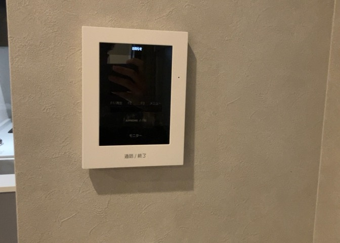 モニターで来訪者を確認して、目的が分からない場合はインターホンを通じて室内から会話することができます。怪しいと感じた場合はインターホン越しにお帰りいただくことができるので、直接会うことがなく安全です。