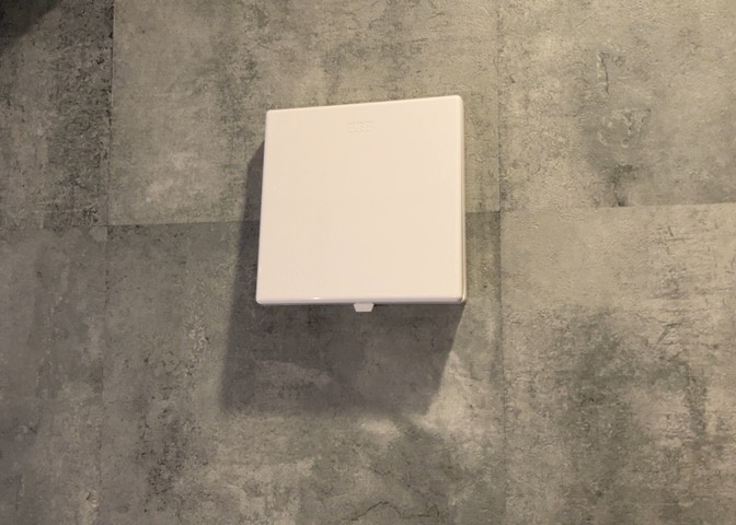 1日中建物内の換気が行われるように設計された仕組みです。気密性の高い住宅は、家に籠った空気でシックハウス症候群になる可能性がありますが、24時間換気システムであれば計画的な換気で対策が可能です。