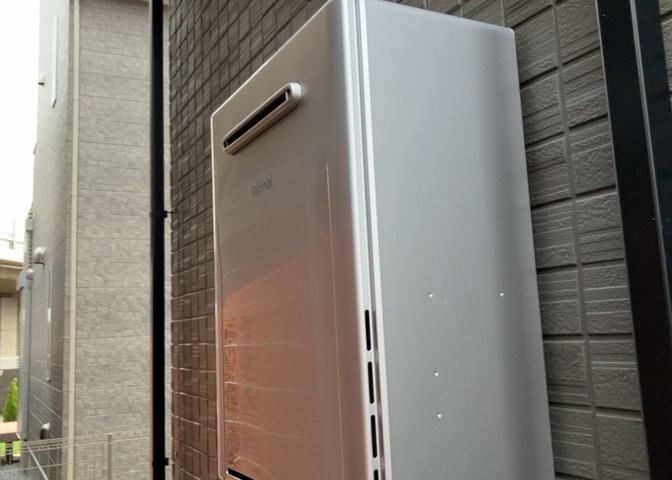 省エネ給湯器とは従来型の給湯器より熱効率が高く、少ない燃料でたくさんのお湯を沸かすことが出来る高効率な給湯器のことを指します。また、省エネ給湯器には種類があり、利便性や効果なども様々です。